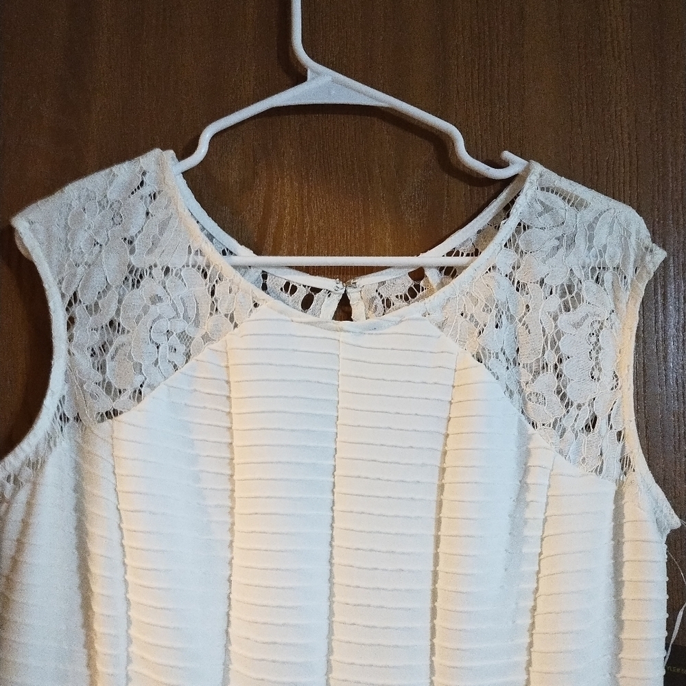 A line white textured dress - Picture 3 of 10